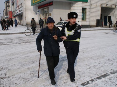 伊春南岔交警五个结合 开展争做雷锋式民警活动