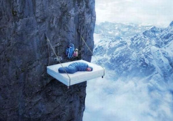 全球不要命的攀岩:睡在悬崖边上(组图)