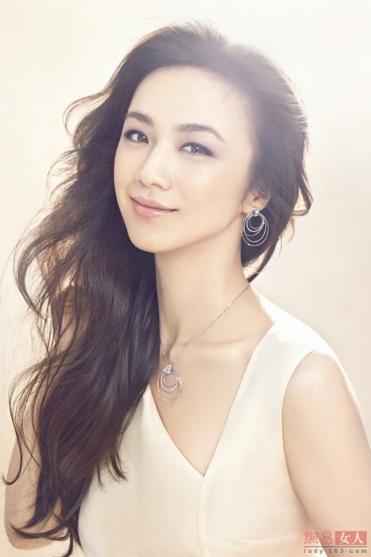 汤唯奢华珠宝大片清素淡雅妆展现成熟气质