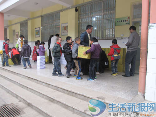 云南宣威小学营养餐被质疑 糕点里有鸡毛-小学