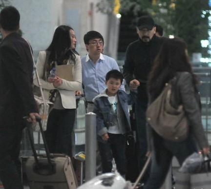蒋勤勤带儿子现身 陈建斌开高级法拉利跑车