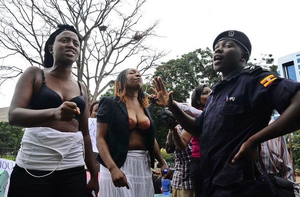 只穿着<em>胸罩</em>