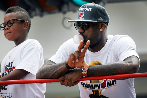 高清:热火冠军游行詹姆斯淡定 韦德秀夺冠t恤-