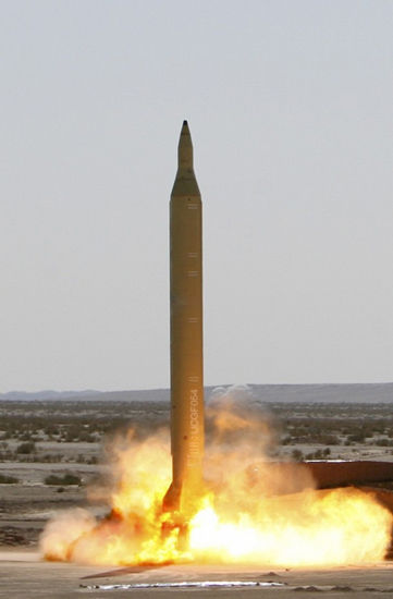 伊朗军队发射流星-3等多枚导弹 模拟攻击美军