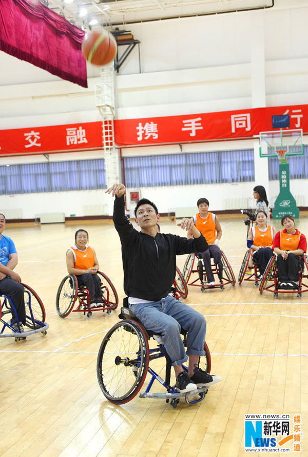 刘德华得子后现身坐轮椅体验残奥运动员生活