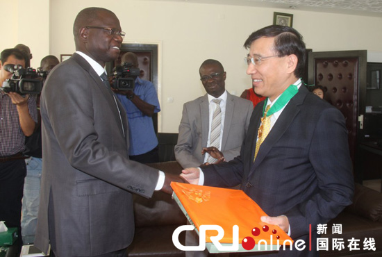 塞内加尔总统授中国大使最高荣誉勋章 表彰其