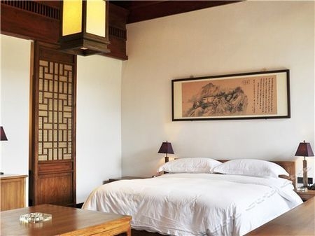 富阳富春山居度假村 3.富阳富春山居度假村 起价参考:¥1900 “非常有特色的酒店,由外国人设计演绎中国富春山居的意境很让人惊喜,推窗出去就是江南的山和水,安静祥和,很有感觉,非常适合全家人出行。早餐特别棒,坐在廊下,看着粼粼波光和远处的高尔夫球手,慢慢打发时光,很休闲。” 腾冲国际高尔夫旅游度假大饭店 腾冲国际高尔夫旅游度假大饭店 4.