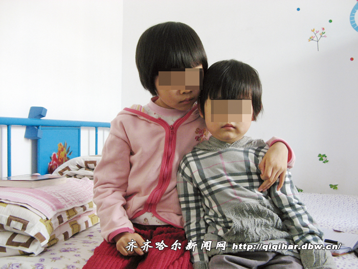 小<em>姐妹</em>被狠心<em>父亲</em>遗弃<em>幼儿</em>园--齐齐哈尔新闻网