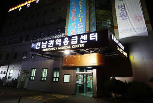 英国<em>4岁姐姐训3岁弟弟</em>要其坚强-英国-东北网