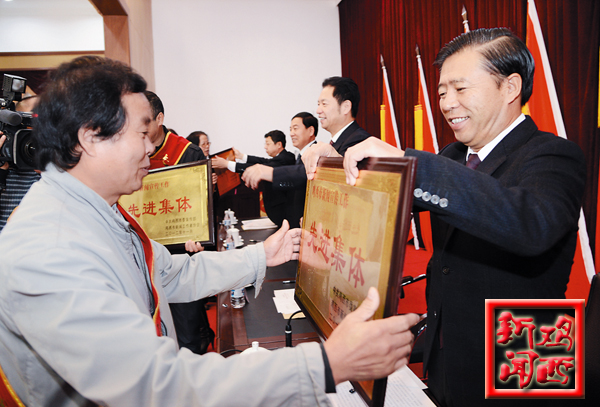鸡西市新闻工作; 图为:市委书记,市人大常委会主任许兆君(右)为荣获全