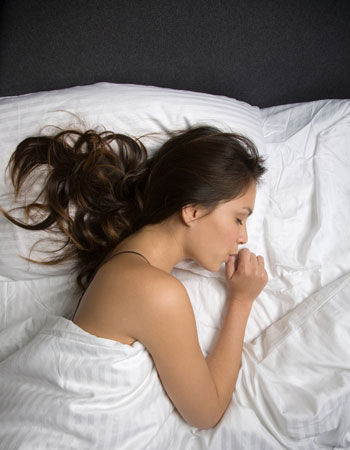 警惕:女性不宜长期仰睡 易导致不孕