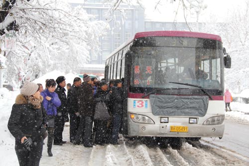 鹤岗市全员清雪大会战 全力畅通主干道