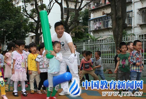 走教男幼师的体能游戏课