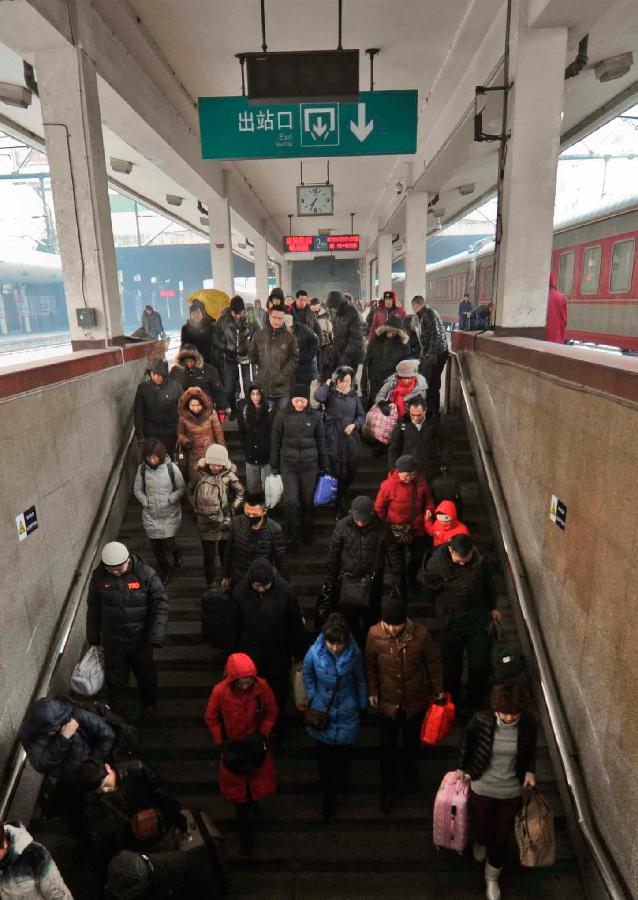 1月1日,旅客从哈尔滨火车站站台出站.新华社记者 王松 摄