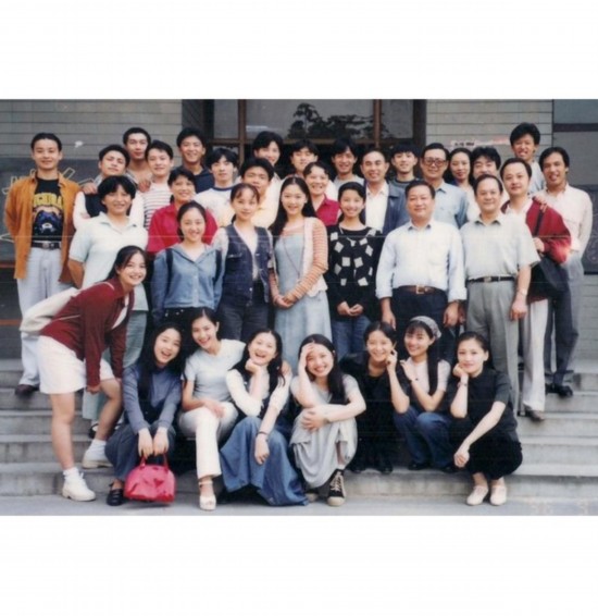 奶茶妹妹引发校花热 北影校花素颜谁更气质- M