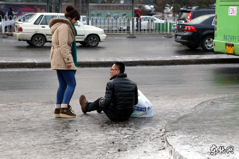 记者体验哈尔滨路面冰场行人一小时摔三跤组图