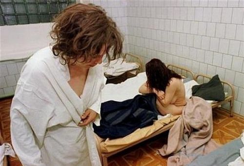 在醒酒站内睡觉,洗澡和其他各种服务都有相应