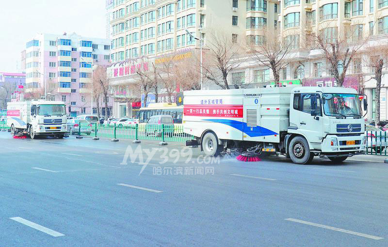 哈尔滨市道外区城管局开展机械化水冲洗作业-