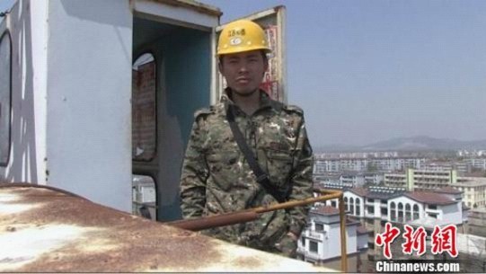 农民工鬼步舞再起波澜 疑90后嫩模出钱炒作-嫩