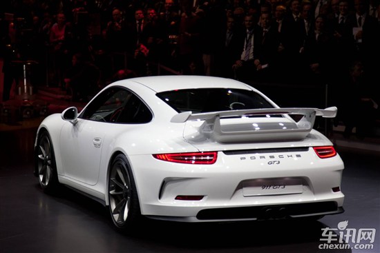 保时捷911 gt3采用的是新家族式的前脸设计,车尾宽大的导流板高清图片
