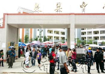 宝兴县灵关中学成避难所:全镇房损9成唯校舍无