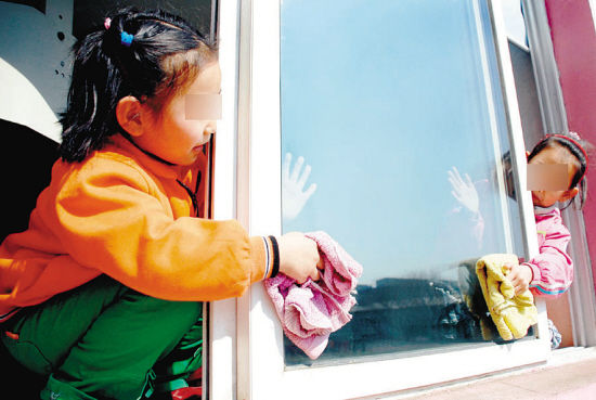 哈尔滨小学老师让家长打扫卫生或摊钱雇人扫除