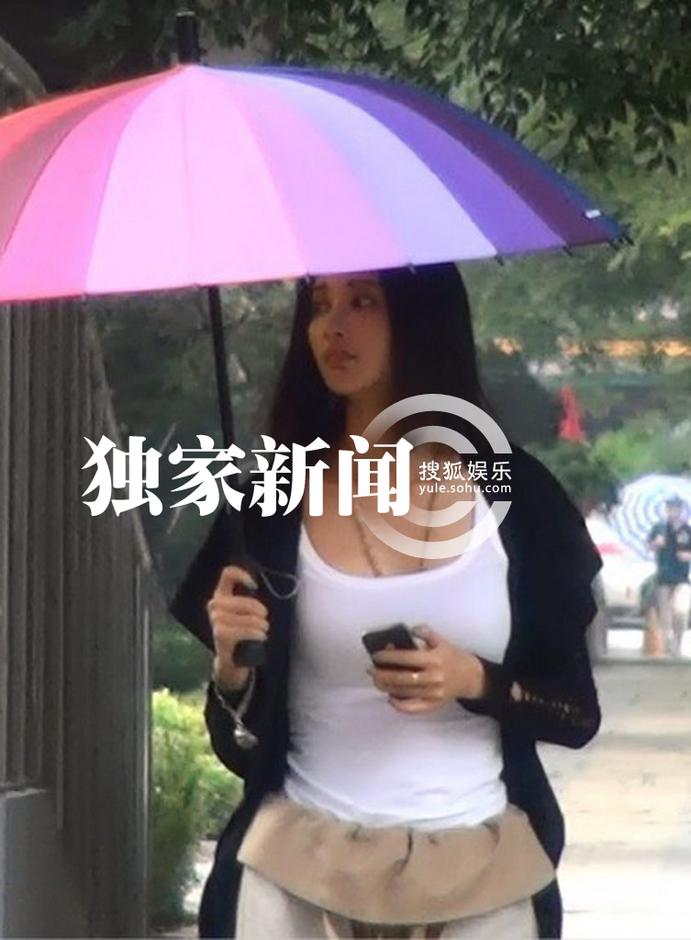 张歆艺心脏病发回京修养 雨天散步悠闲玩自拍