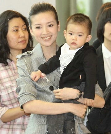 赵薇董洁李小璐张柏芝 看女星母爱泛滥瞬间(图