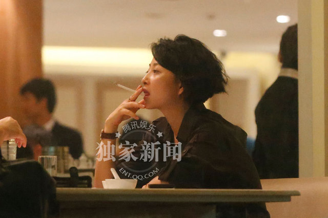 殷桃素颜与好友聚餐 当众抽烟豪放似大姐大