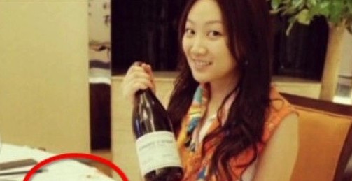 李云迪新恋情疑曝光 大街上遭女方"摸臀"