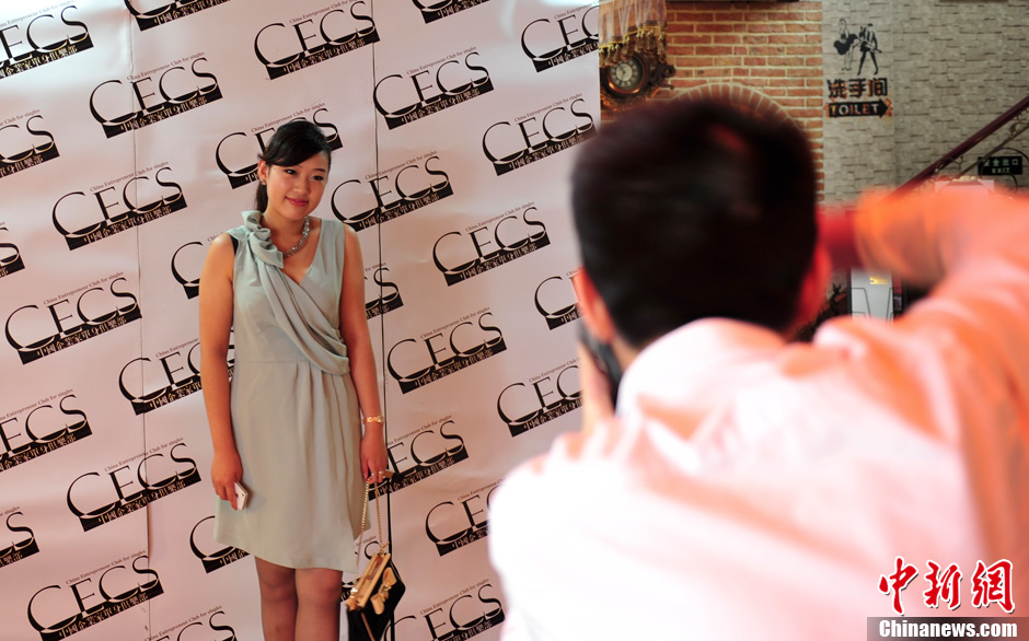 富豪相亲会济南选秀 现场面试熨衣服