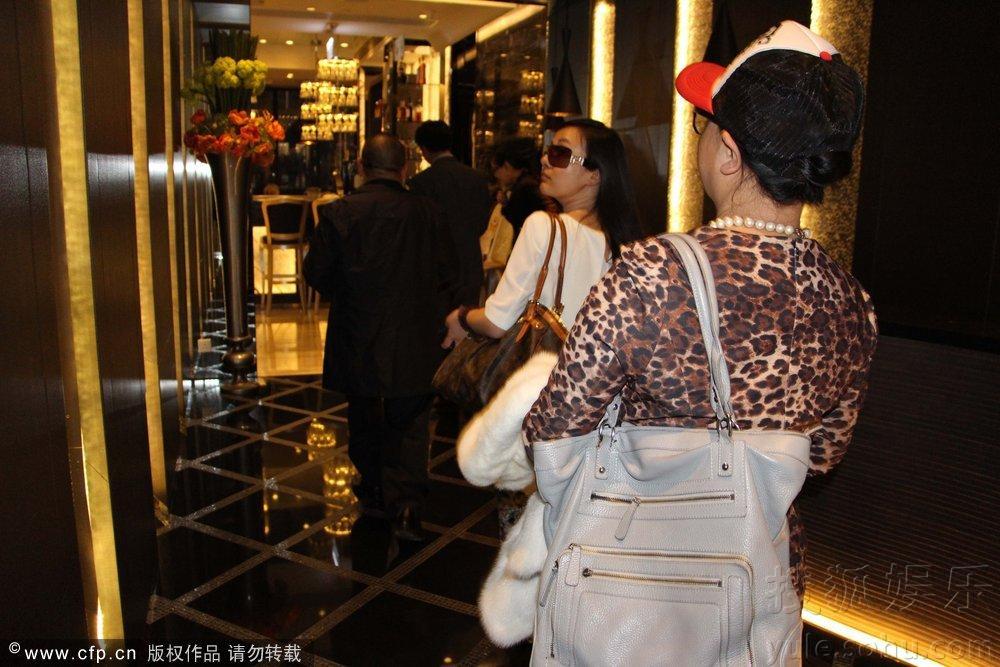 秘书贴身服侍很是大牌