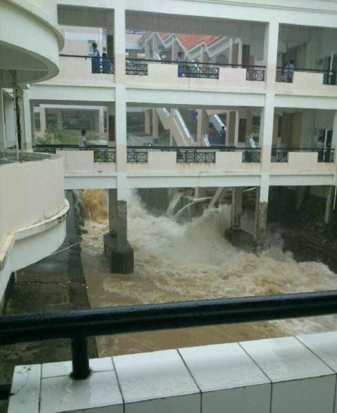 广东珠海遭特大暴雨袭击 鱼被冲进楼内(图)-广