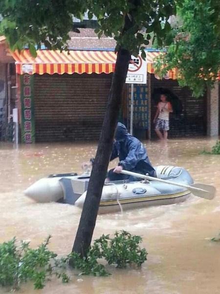 广东珠海遭特大暴雨袭击 鱼被冲进楼内(图)-广