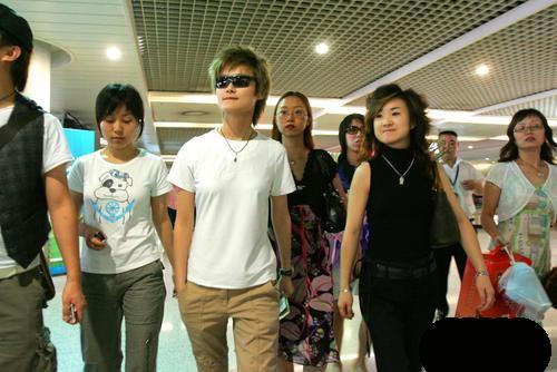 <em>李宇春露</em>内衣破平胸 盘点女星不穿内衣凸点照