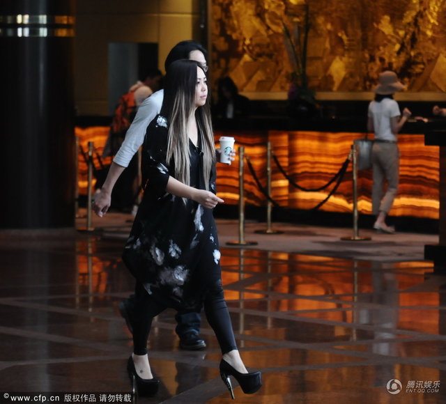 <em>张惠妹</em>亮相瘦身成功+蹬恨天高大步狂走