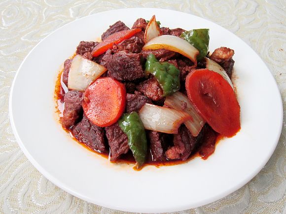 红烧牛肉怎么做才嫩呢 放些什么调料,跟什么菜一起红烧味道才好