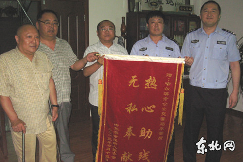 哈市公安交通管理局集中更换残疾人小型载客汽车牌照高清图片