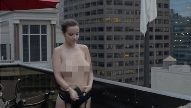 美国裸女餐馆天台拍<em>裸照</em> 警察赶来要求合影(组