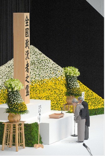 致辞 安倍 道歉 追悼 全国 仪式 亚洲各国/日本天皇、皇后进行默哀(图片来源：《朝日新闻》)