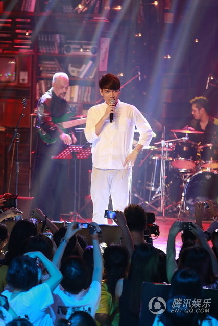 杨宗纬开唱要歌迷夸他帅 自曝低潮期想做服务