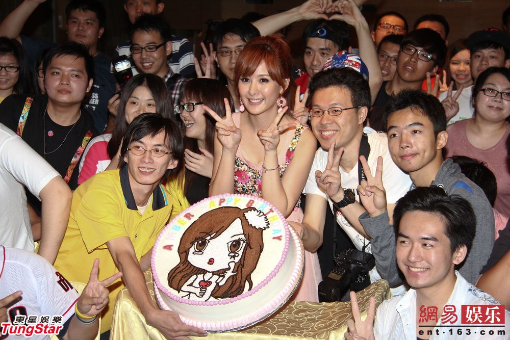 安心亚着粉裙庆生 期许32岁结婚生子-安心亚