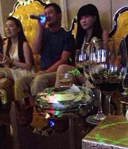 李亚鹏<em>ktv</em>与美女高歌 拉4<em>小妹</em>2公主发泄(组图)