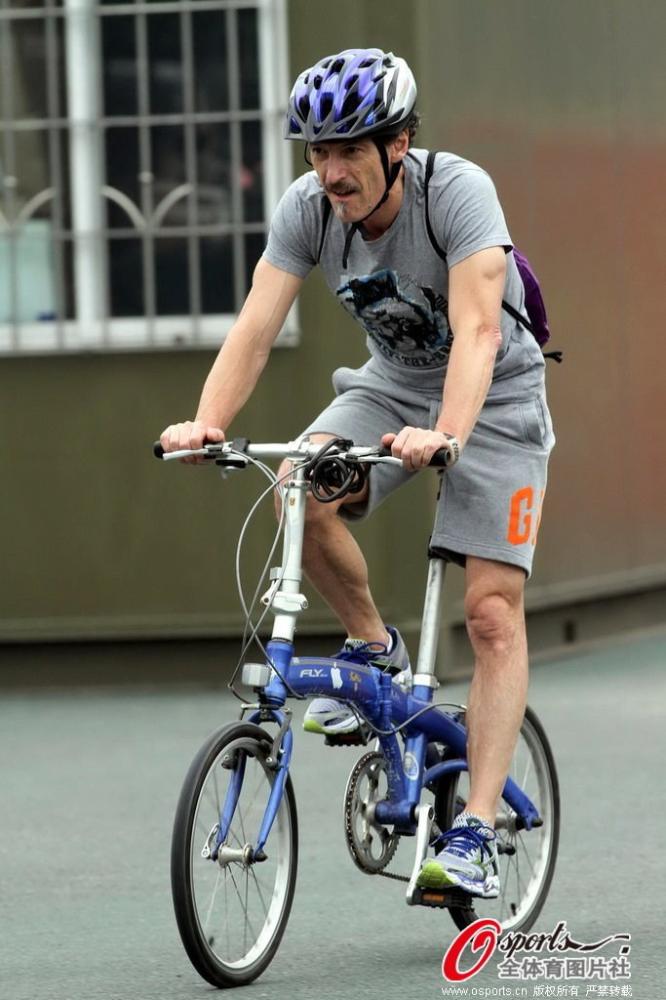 恒大群星座驾:孔卡开捷豹 埃神骑小轮车-球员|靠