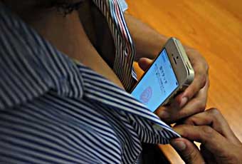 日本女学生拍行为艺术照卖断货 小尺度情色受