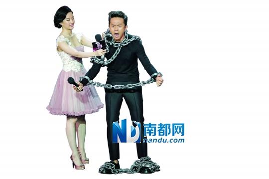 邓超、刘亦菲自封禽兽 现场玩锁链刑罚(图)-四