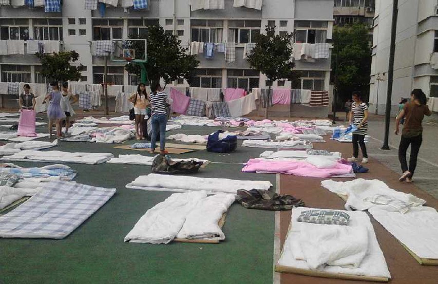 女汉子!<em>文胸晒</em>在篮筐上-球场球架之妙用