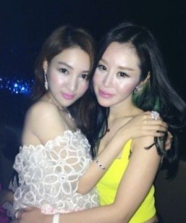 郭美美<em>穿</em>透视装内衣毕现 与<em>男子</em>亲昵合影-郭美