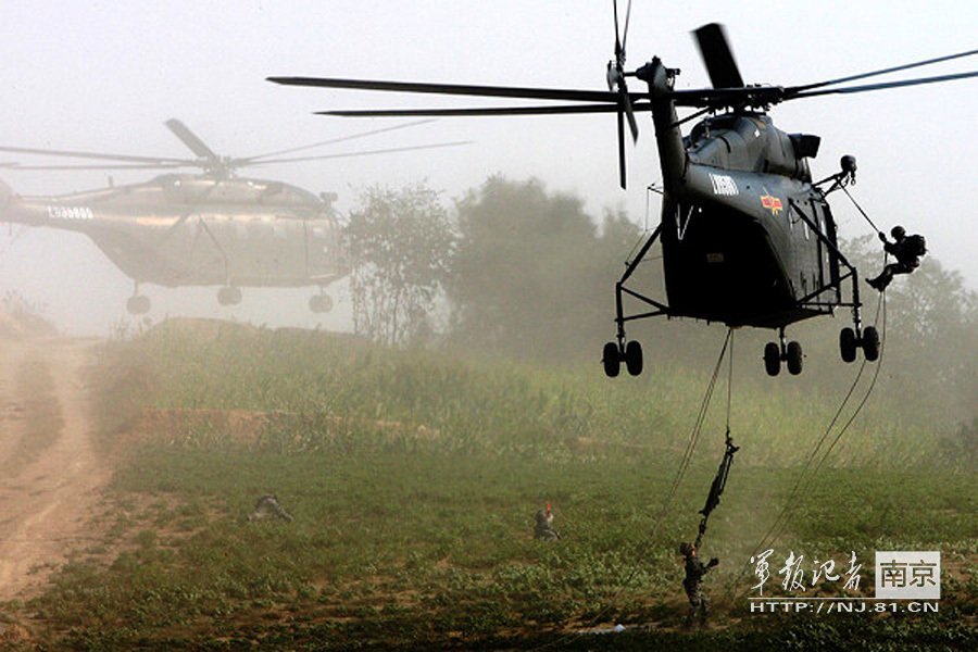 南京军区某旅展开机降重难点攻关演练