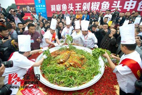 世界最大剁椒鱼头亮相长沙